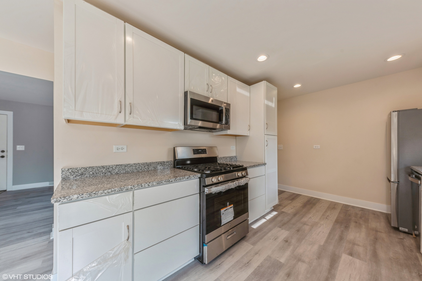 108 Roberts Road New Lenox, IL 60451 - Photo 4 of 16 a kitchen with stainless steel appliances granite countertop a stove a sink and a refrigerator
