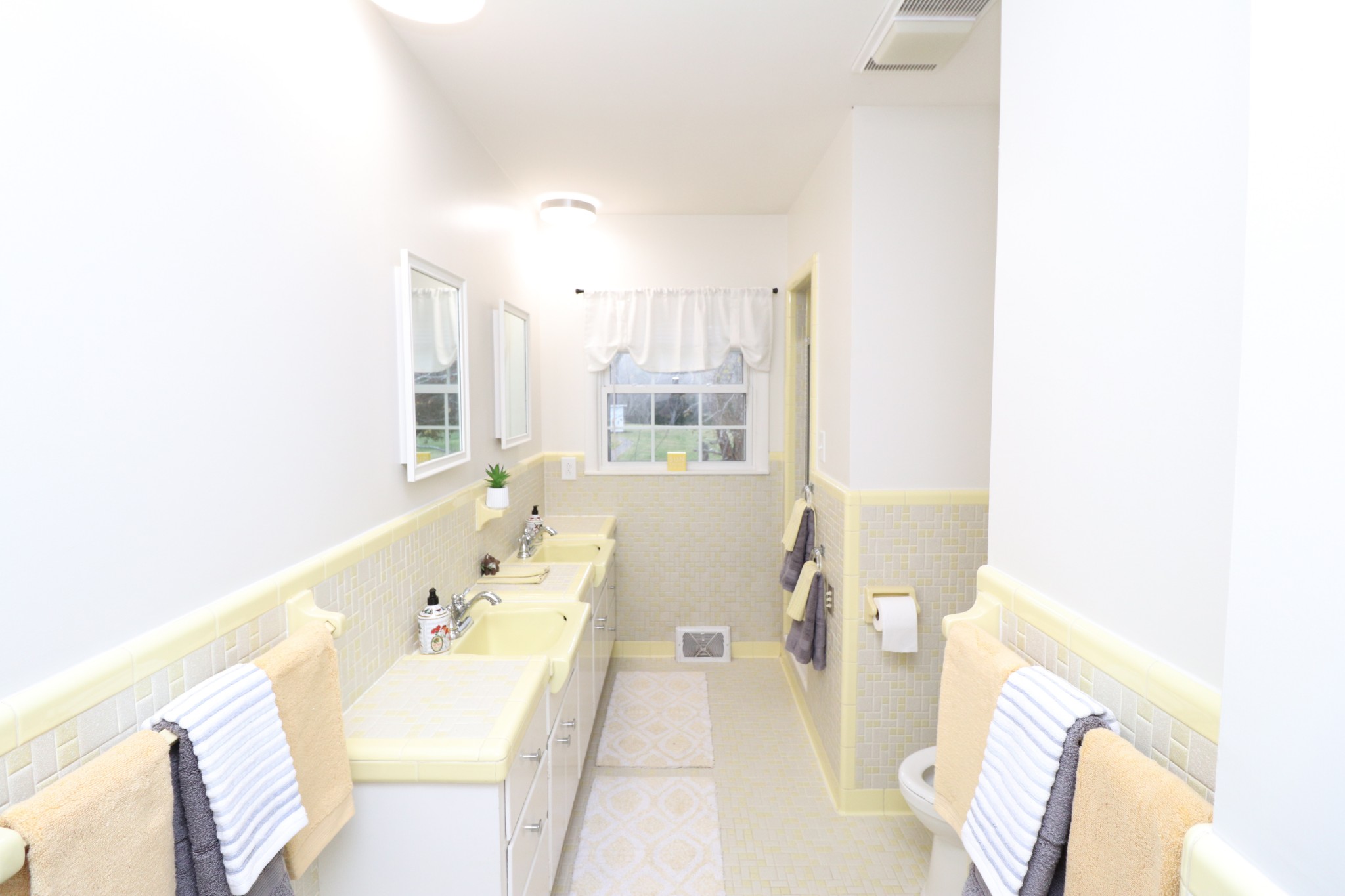 545 Puryears Bend Road Hartsville, TN 37074 - Photo 25 of 50 a spacious bathroom with a bathtub sink and toilet