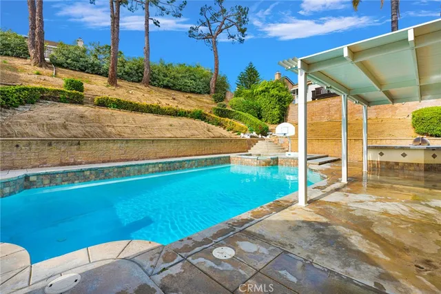 a view of a backyard