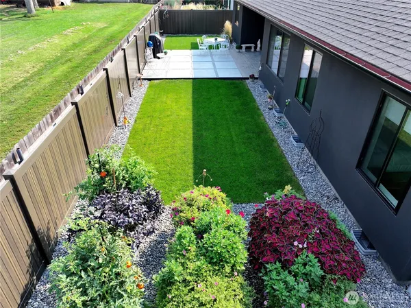 a view of a house with backyard