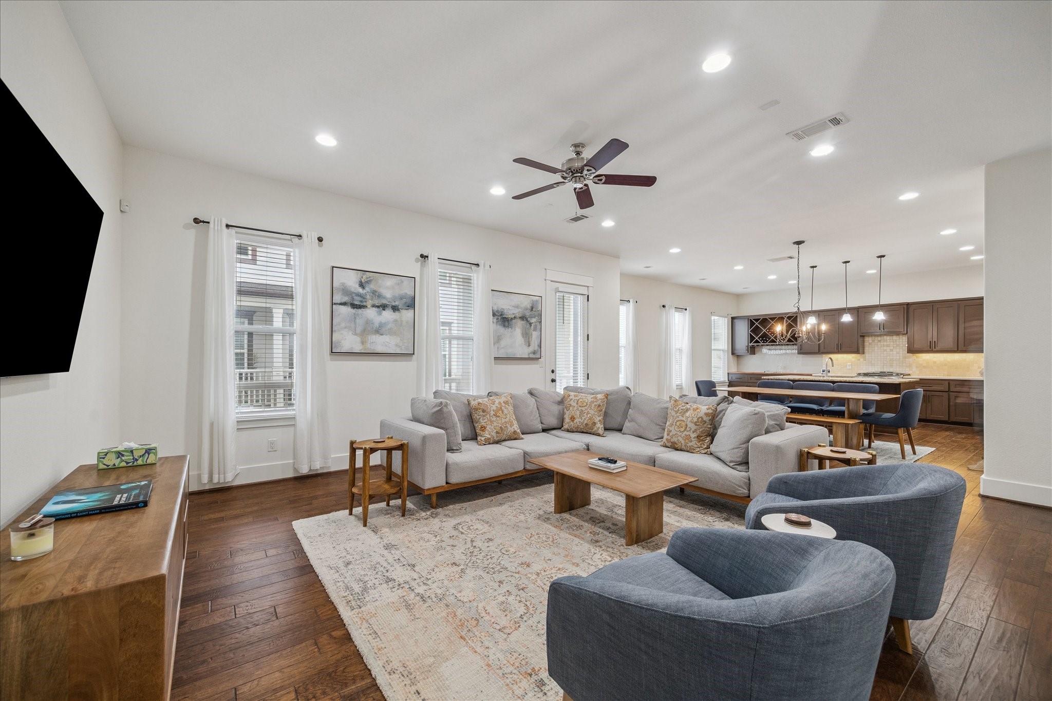 1425 West 23rd Street, Unit B Houston, TX 77008 - Photo 11 of 24 So many windows bringing in so much natural lighting, making the home so light, bright and cheerful.