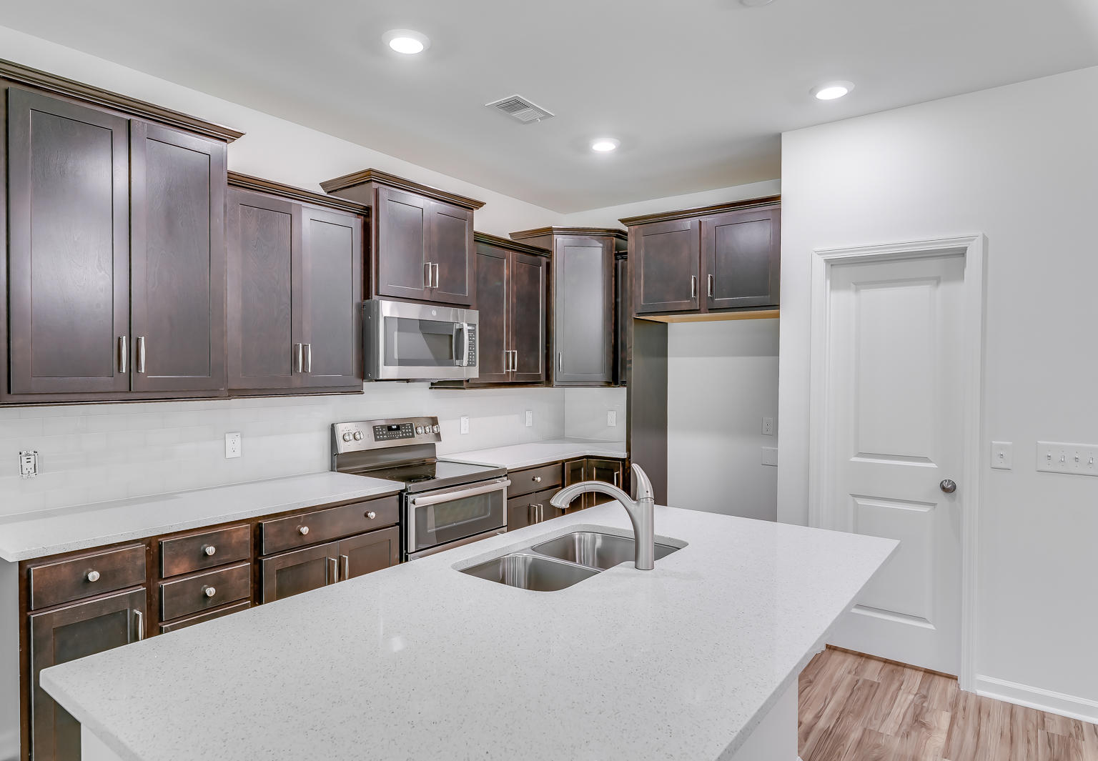 104 Alpine Road Summerville, SC 29485 - Photo 2 of 27 106alpine-10_48357792291_o