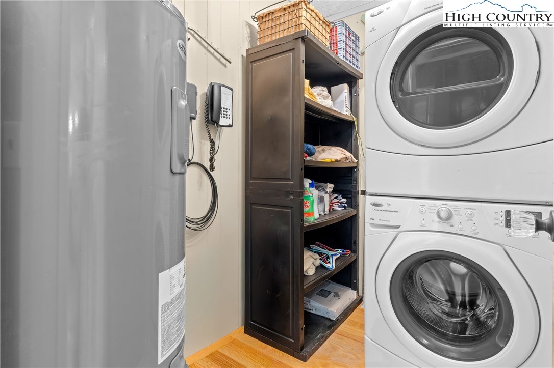 301 Pinnacle Inn Road, Unit 3219 Beech Mountain, NC 28604 - Photo 19 of 30 a utility room with dryer and washer