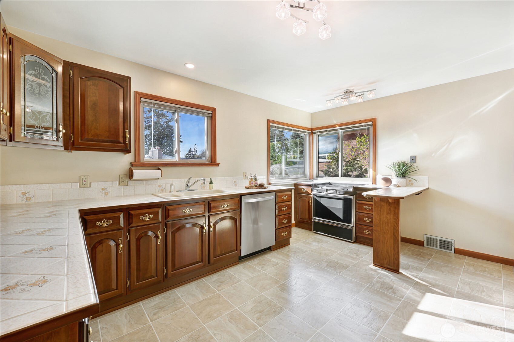 10850 Marine View Drive Southwest Seattle, WA 98146 - Photo 10 of 36