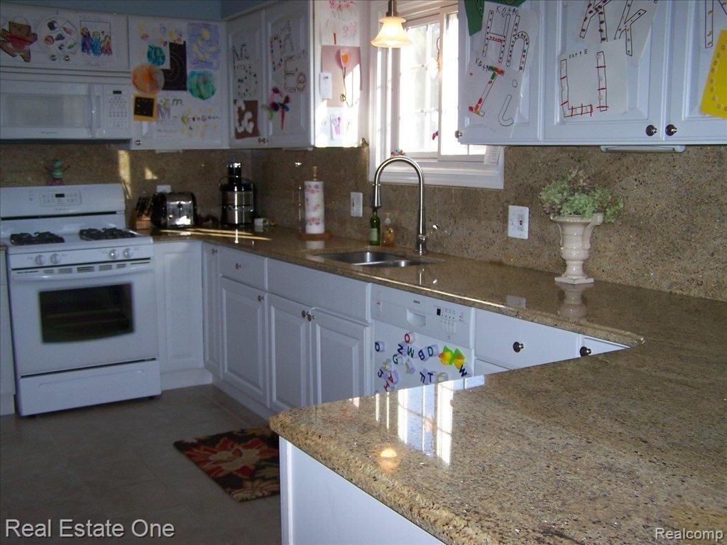 10 Foxboro Drive Rochester, MI 48309 - Photo 2 of 12 Kitchen