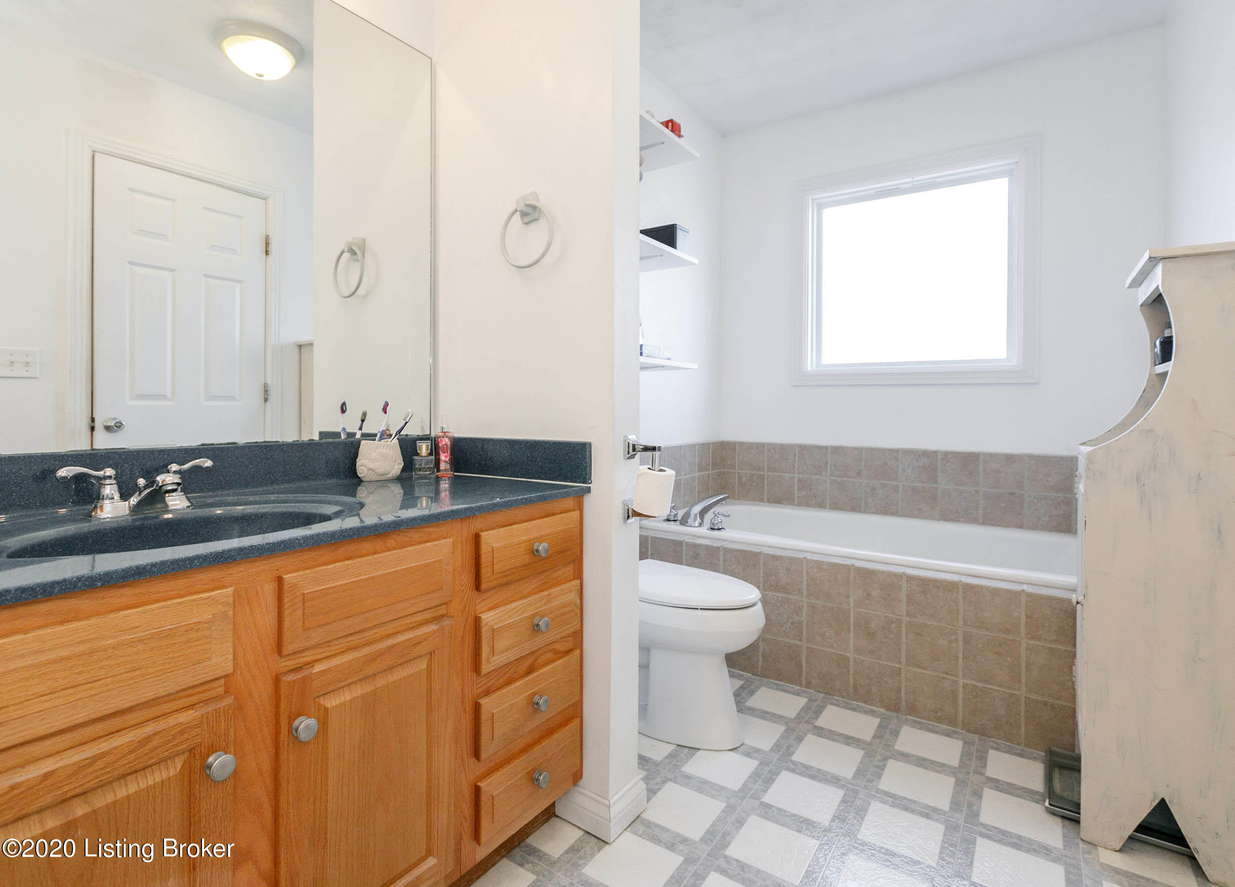 862 Rams Run Shepherdsville, KY 40165 - Photo 15 of 35 Bathroom off primary bedroom with soaker tub