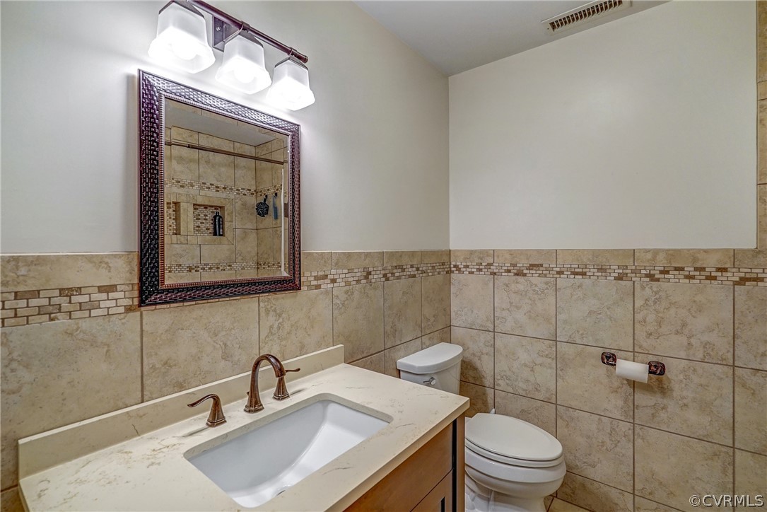 10601 River Road Chesterfield, VA 23838 - Photo 20 of 39 a bathroom with a toilet a sink and mirror