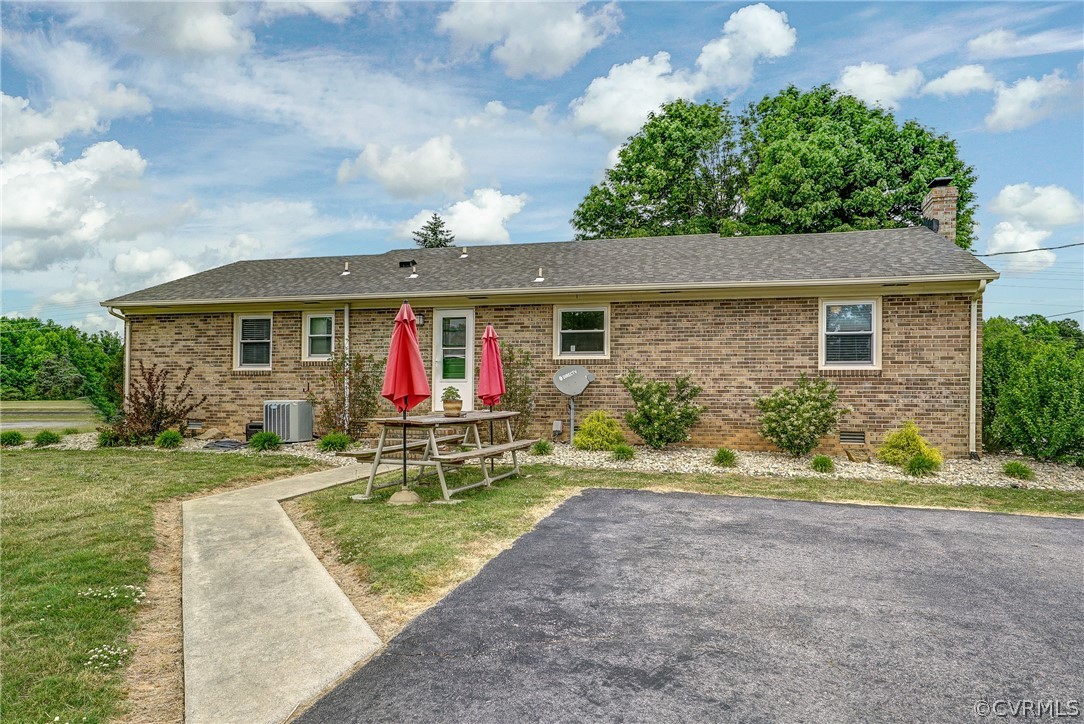 10601 River Road Chesterfield, VA 23838 - Photo 24 of 39 front view of a house with a yard