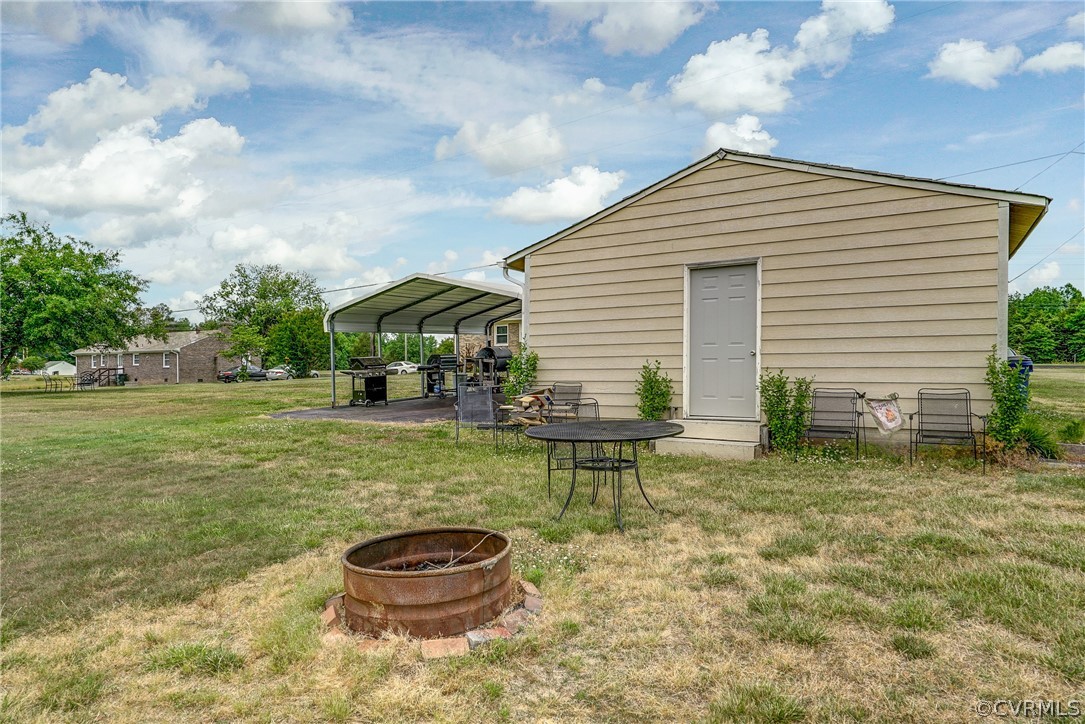 10601 River Road Chesterfield, VA 23838 - Photo 32 of 39 a backyard of a house with table and chairs