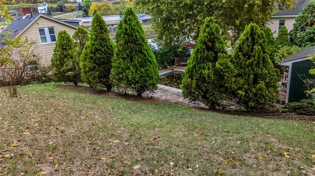 a view of a yard in front of house