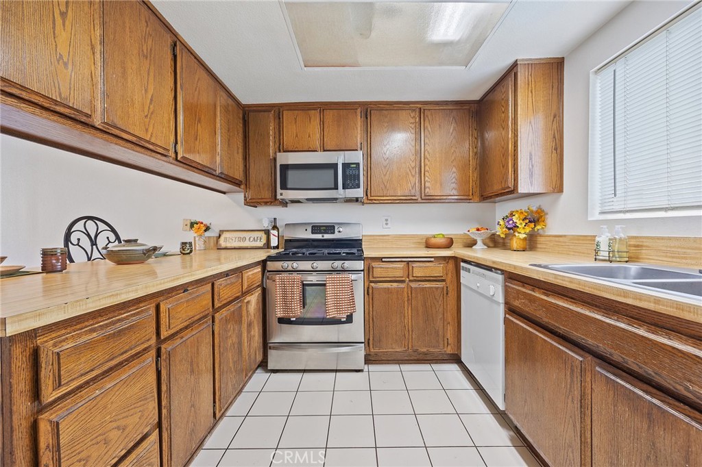 1435 Prospect Avenue, Unit B Placentia, CA 92870 - Photo 5 of 27 a kitchen with sink a microwave and cabinets