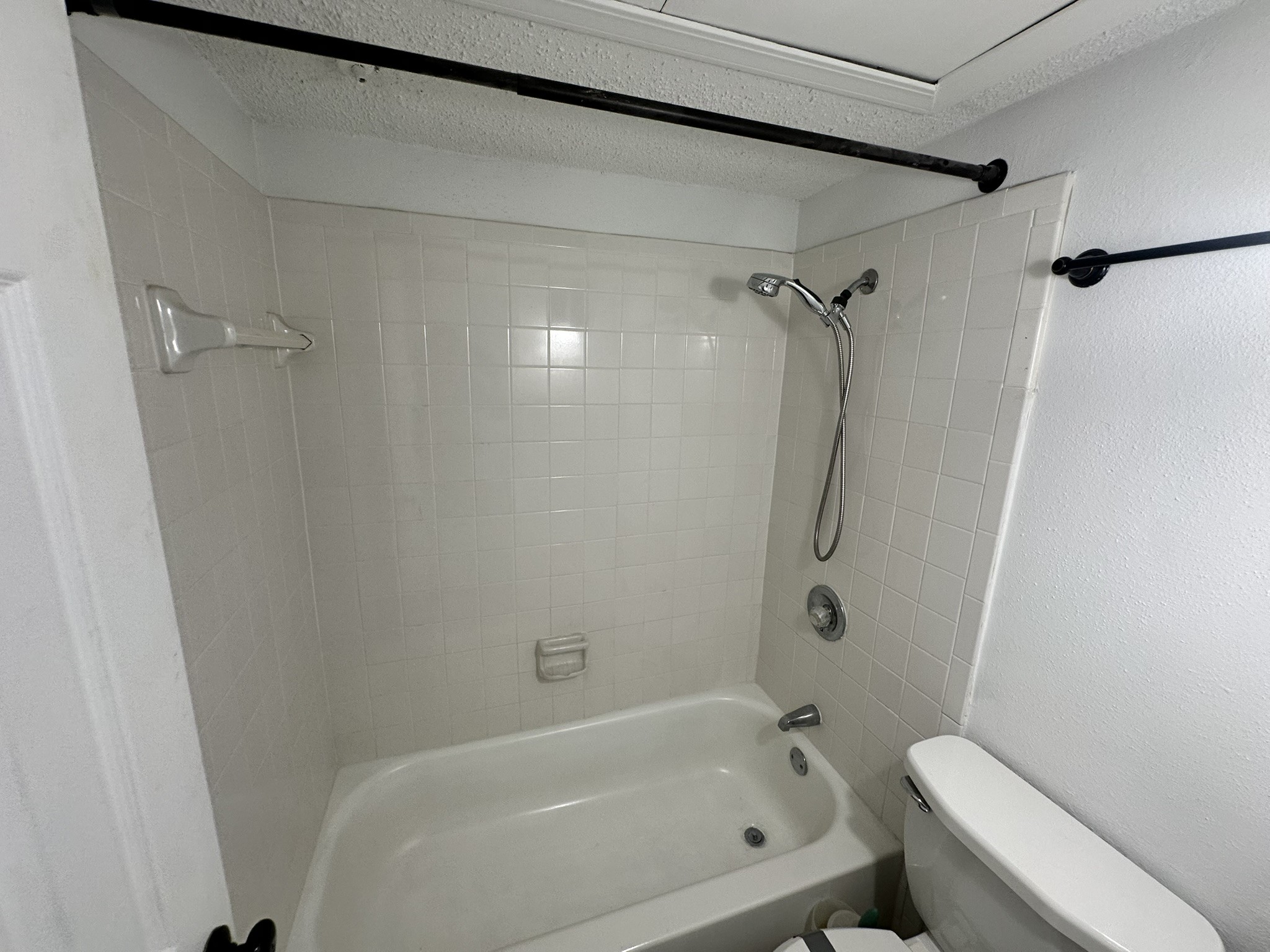 2800 Jeanetta Street, Unit 203 Houston, TX 77063 - Photo 28 of 34 a bathroom with a bathtub and a toilet