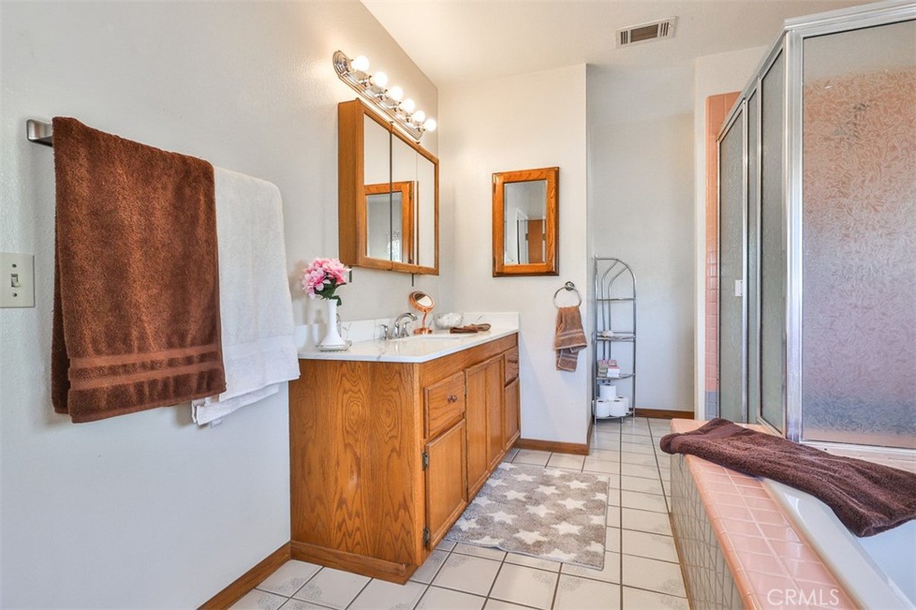 18266 Roberts Road Riverside, CA 92508 - Photo 11 of 27 Master suite bathroom