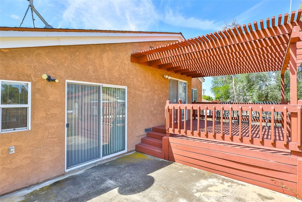 18266 Roberts Road Riverside, CA 92508 - Photo 23 of 27 Wooden deck