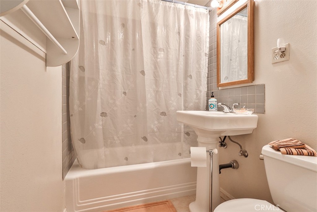 18266 Roberts Road Riverside, CA 92508 - Photo 8 of 27 Hall bathroom