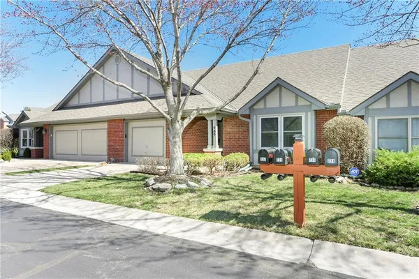 $268,000 | 735 North Somerset Terrace, Olathe, KS 66062