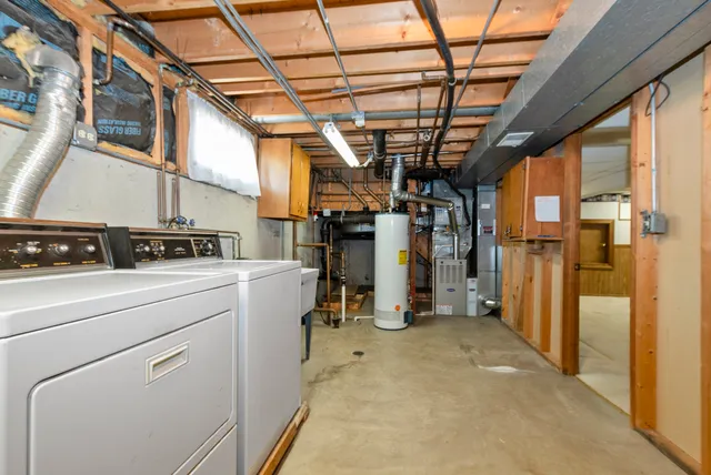 a view of a storage & utility room with washer and dryer