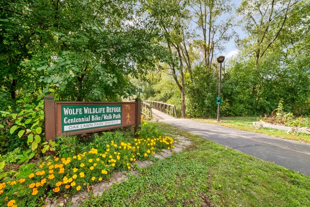 a sign that is sitting in the middle of a yard