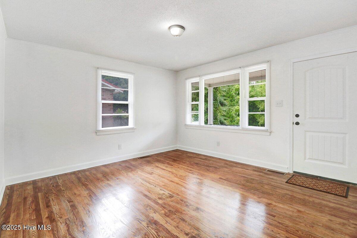 1203 Sycamore Road Kinston, NC 28501 - Photo 7 of 28 Living room