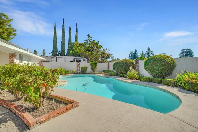 a view of house with a yard