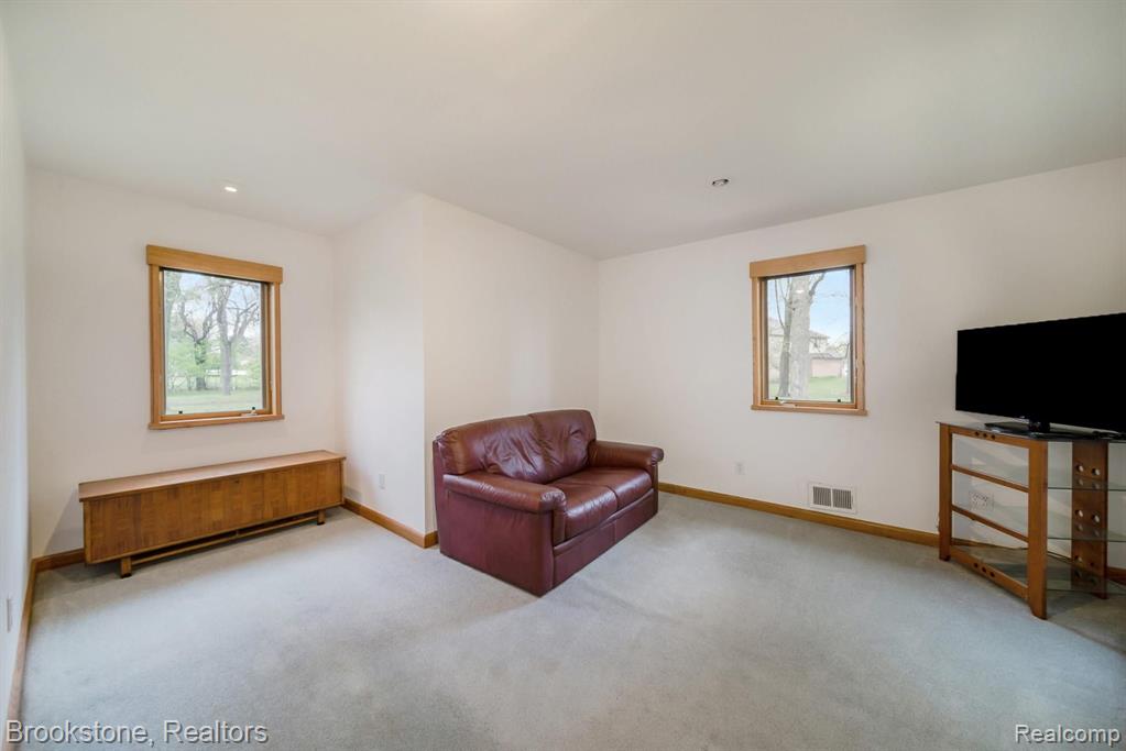 890 Bloomer Road Rochester Hills, MI 48307 - Photo 23 of 34