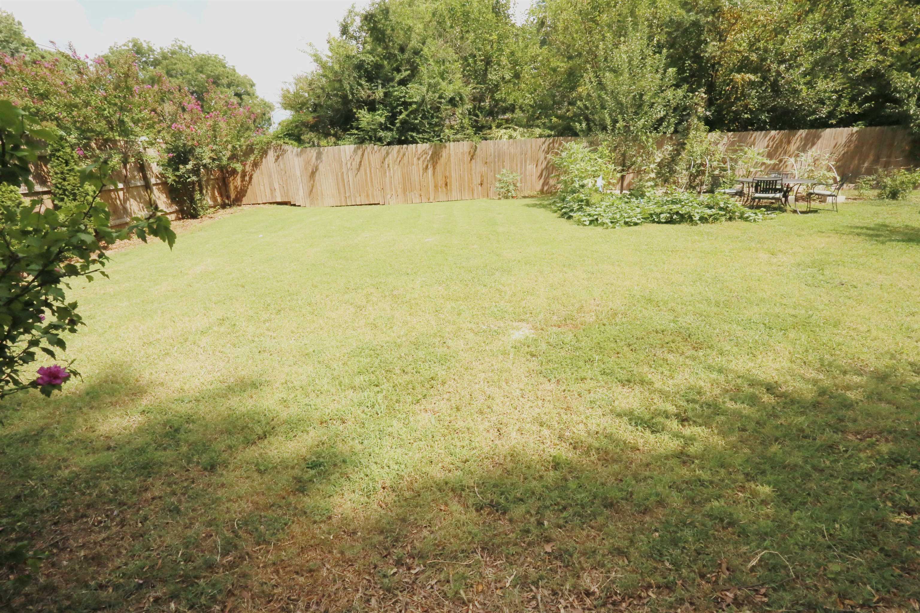 814 Moss Road Memphis, TN 38117 - Photo 23 of 30 Plenty of backyard to spare!