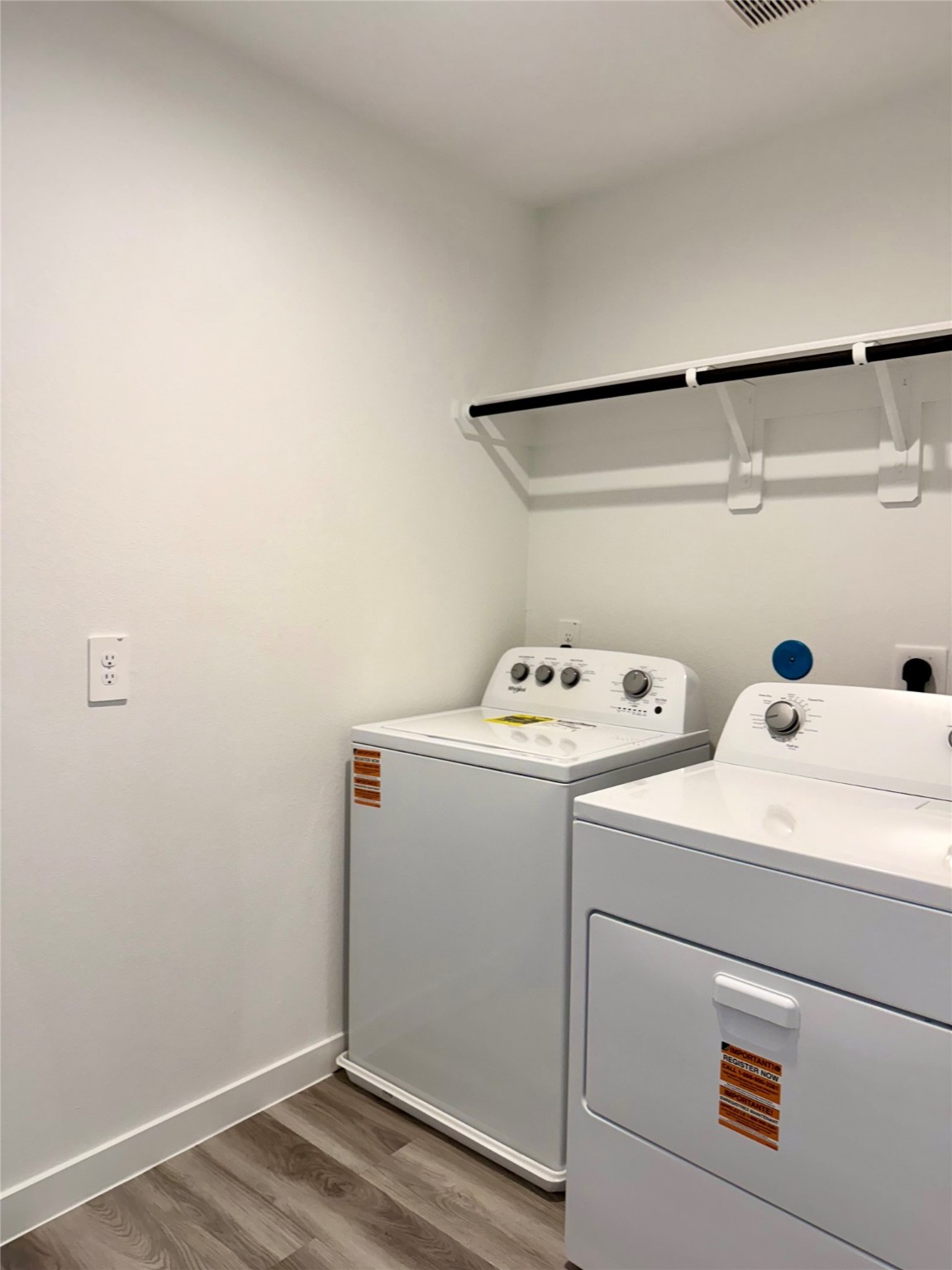 2911 Needham Gdn Lane Houston, TX 77051 - Photo 16 of 50 a utility room with dryer and washer