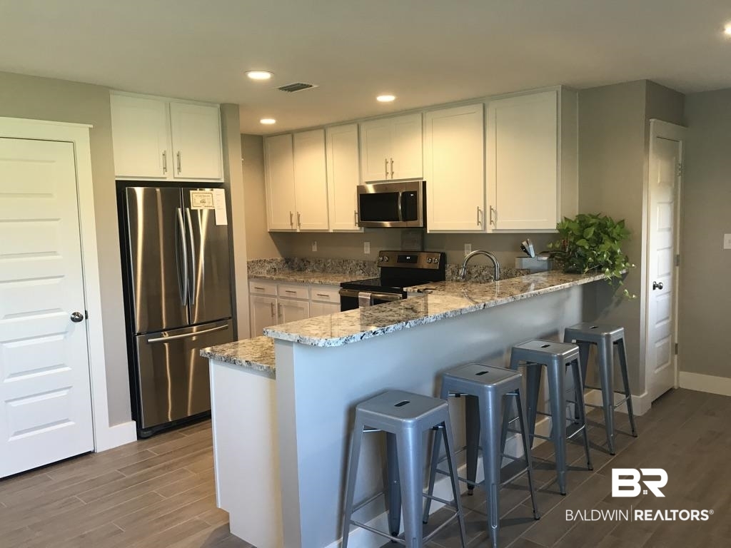 24093 Veranda Circle Elberta, AL 36530 - Photo 5 of 29 Kitchen/Bar