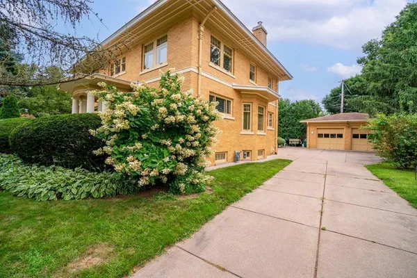 $950,000 | 707 West Columbia Street, Chippewa Falls, WI 54729