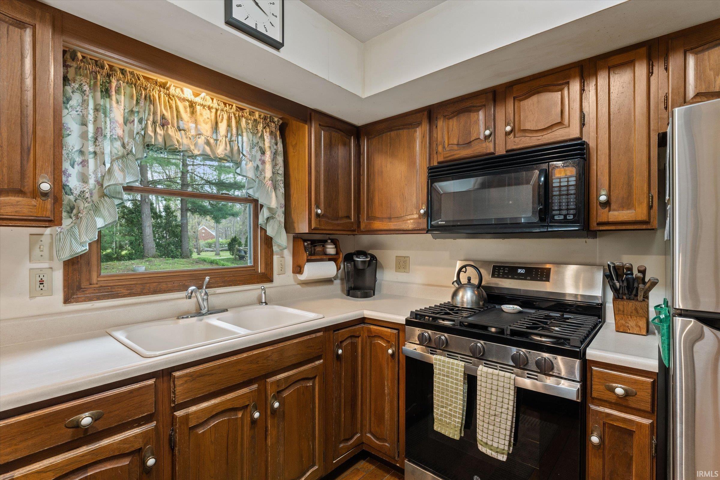 15810 Walnut Pointe Granger, IN 46530 - Photo 12 of 35