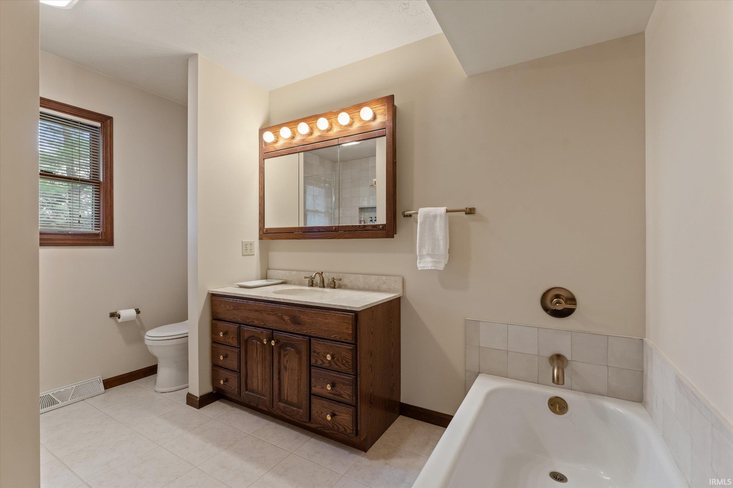 15810 Walnut Pointe Granger, IN 46530 - Photo 19 of 35