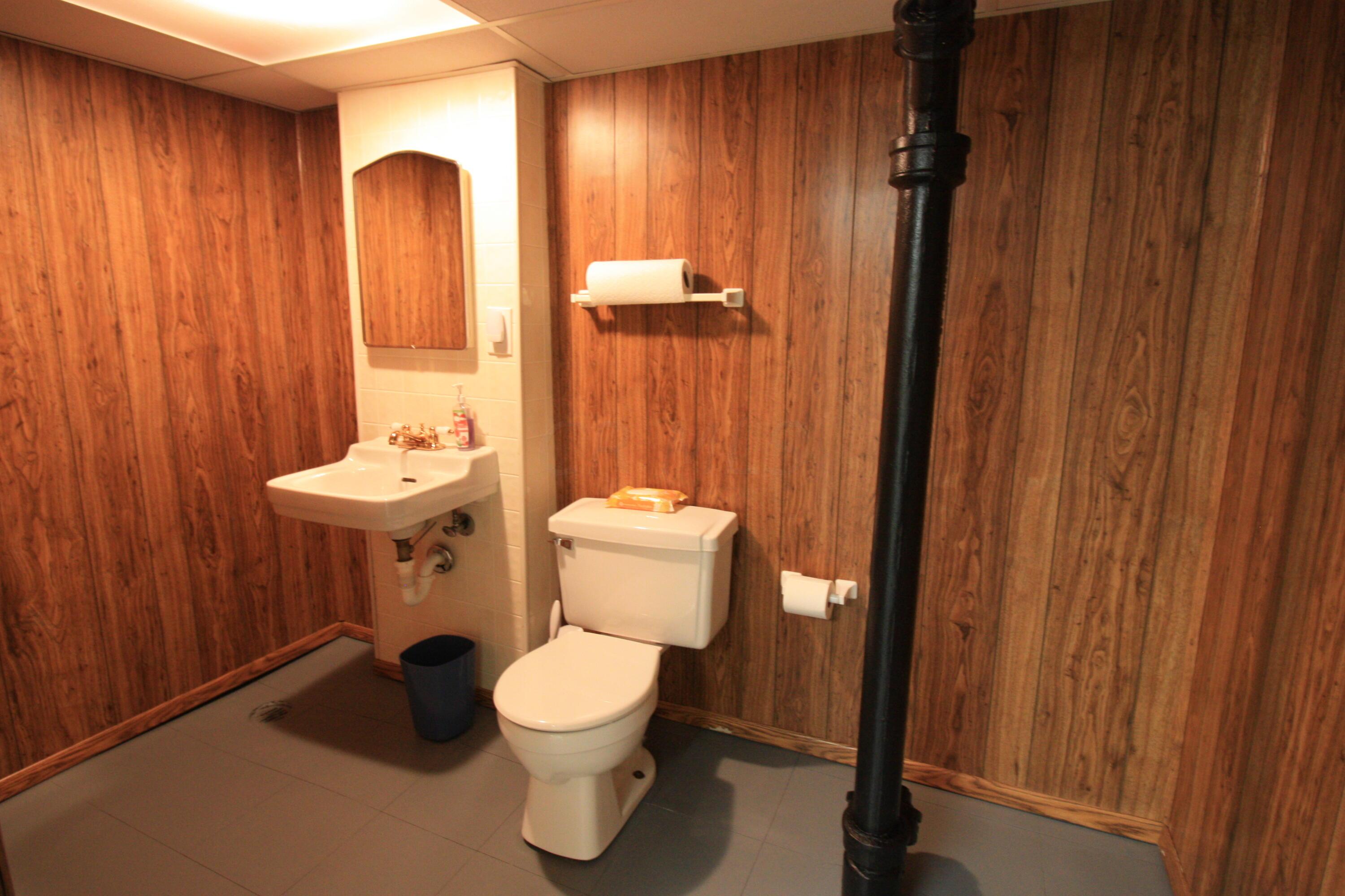 330 Topsfield Road Columbus, OH 43228 - Photo 20 of 28 1/2 bath off finished lower level