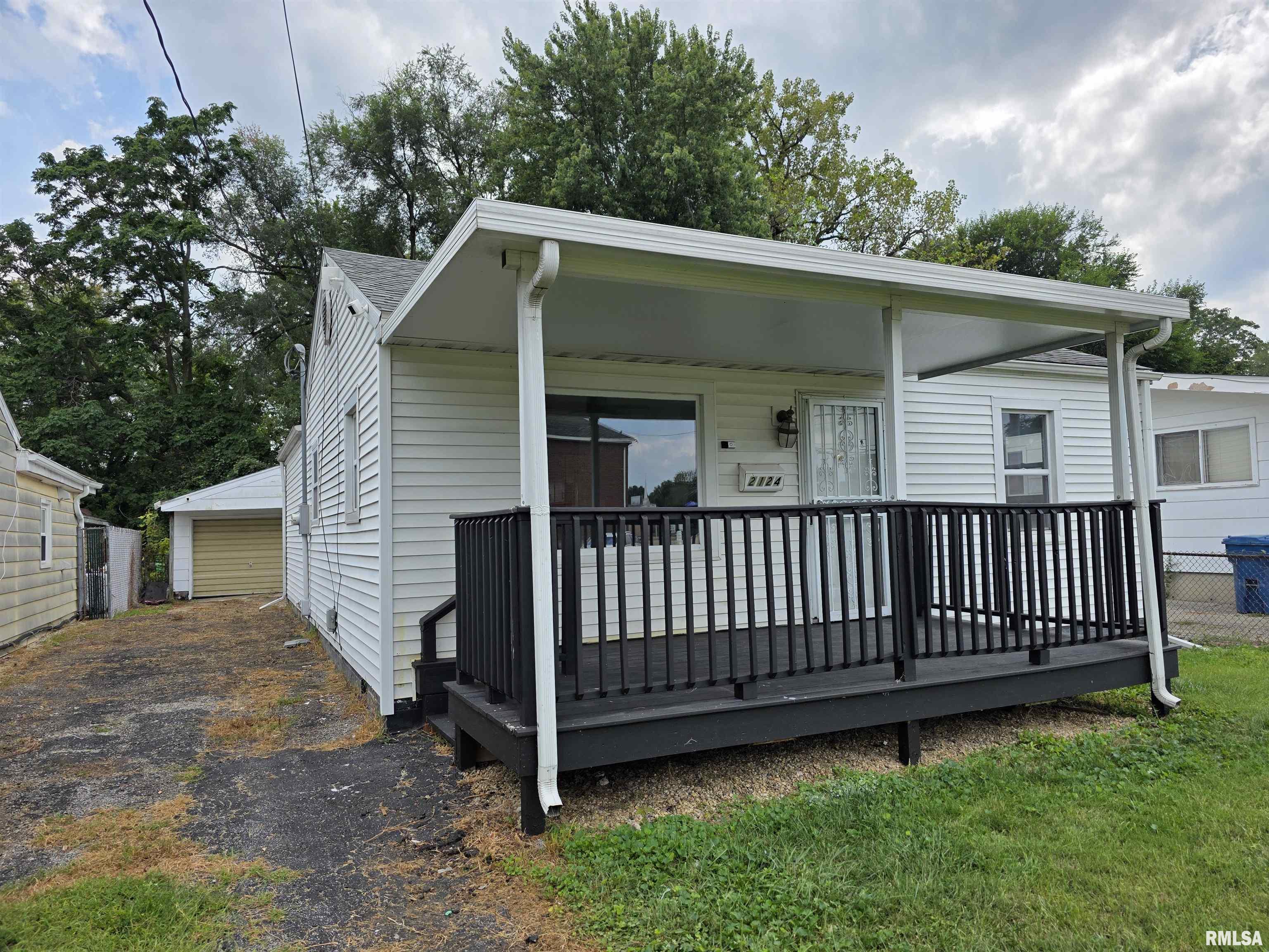 2124 Cincinnati Avenue Springfield, IL 62702 - Photo 2 of 27