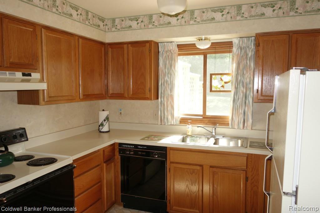 2151 Rochelle Park Drive Rochester, MI 48309 - Photo 8 of 34 Kitchen View 3.jpg