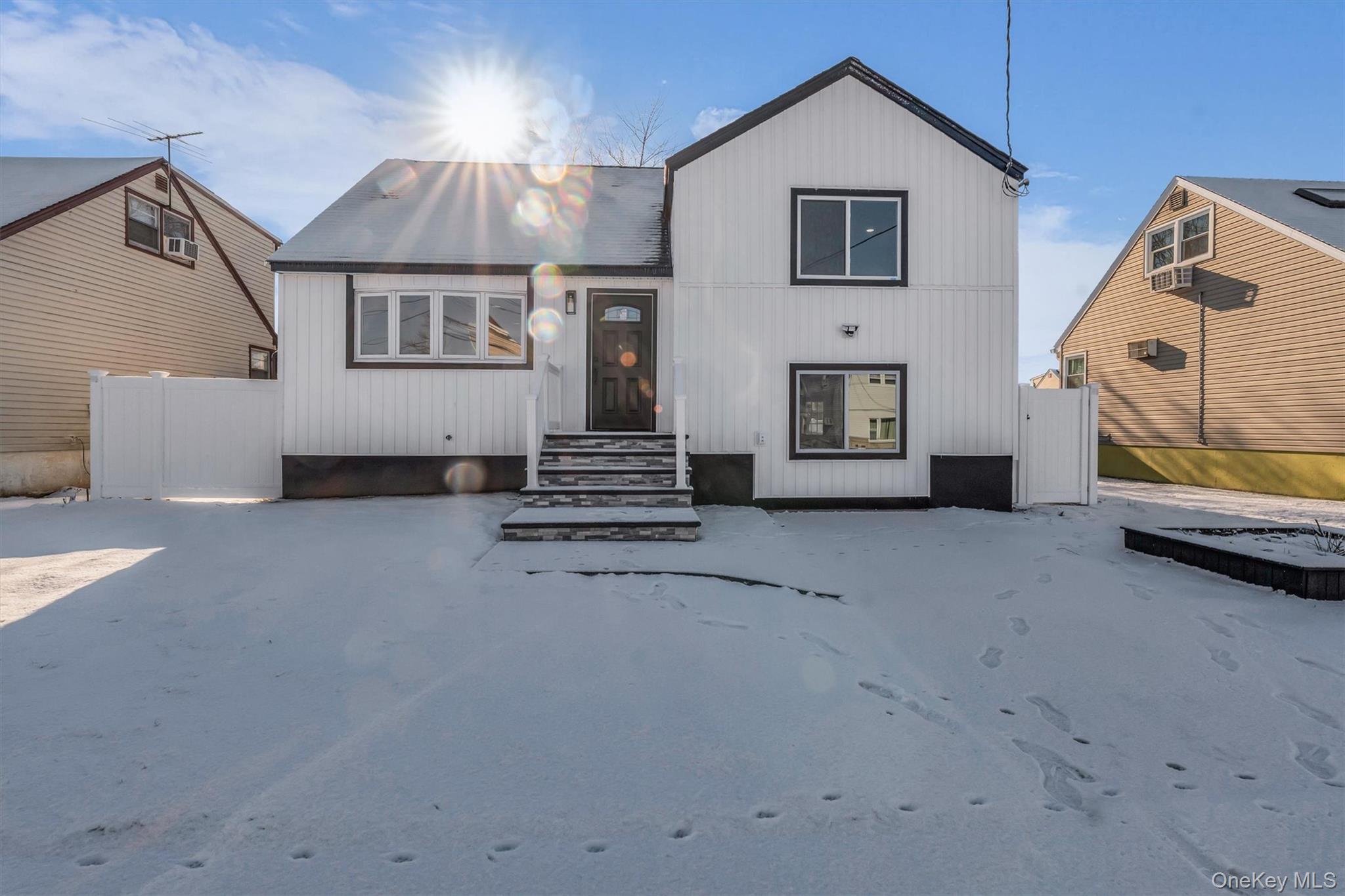 a view of livingroom with furniture