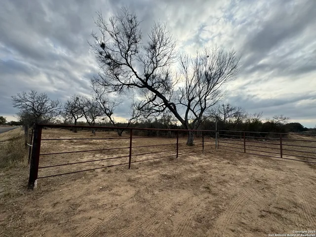 $150,000 | 765 County Road 765, Moore, TX 78057