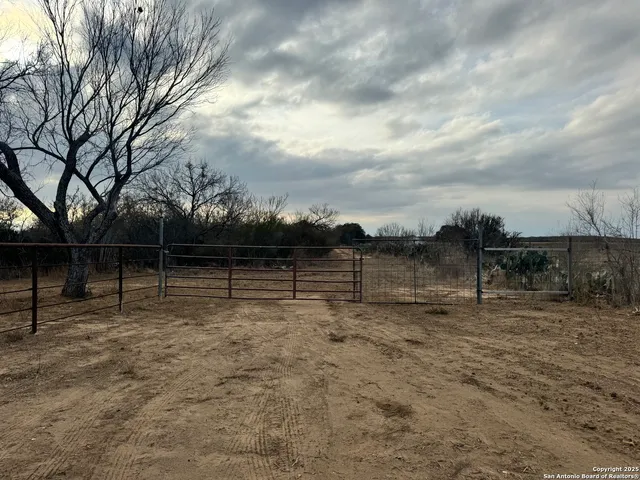 $150,000 | 765 County Road 765, Moore, TX 78057