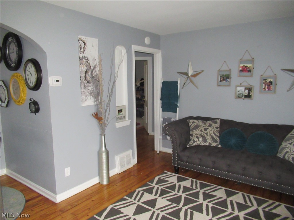 4185 Lambert Road Cleveland, OH 44121 - Photo 4 of 20