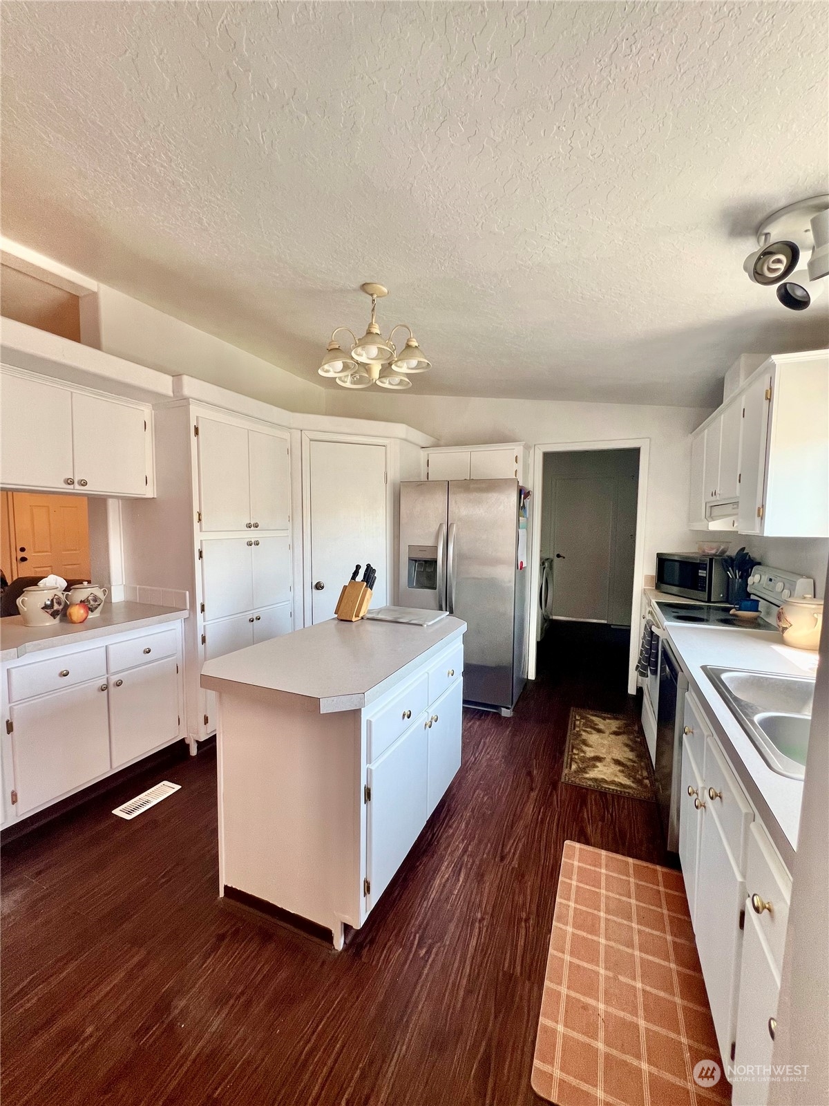 256 C Riverside Cutoff Road Riverside, WA 98849 - Photo 15 of 36 a large kitchen with a lot of counter space