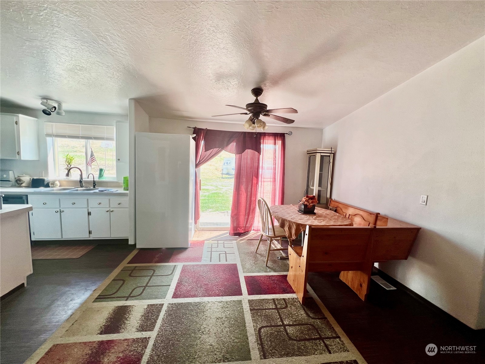 256 C Riverside Cutoff Road Riverside, WA 98849 - Photo 16 of 36 a very nice looking room with a large window