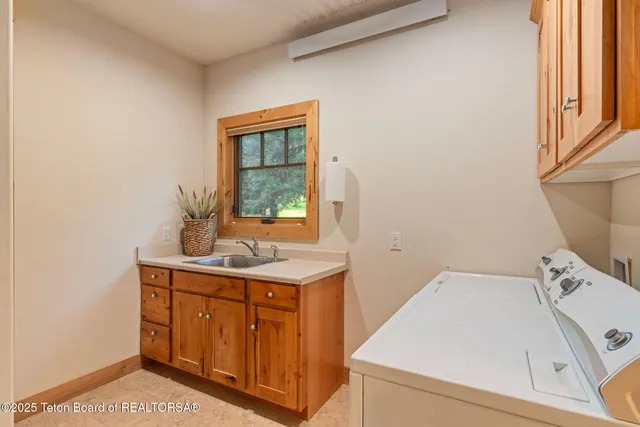 $1,675,000 | 445 Aspen Ridge Trail, Alpine, WY 83128