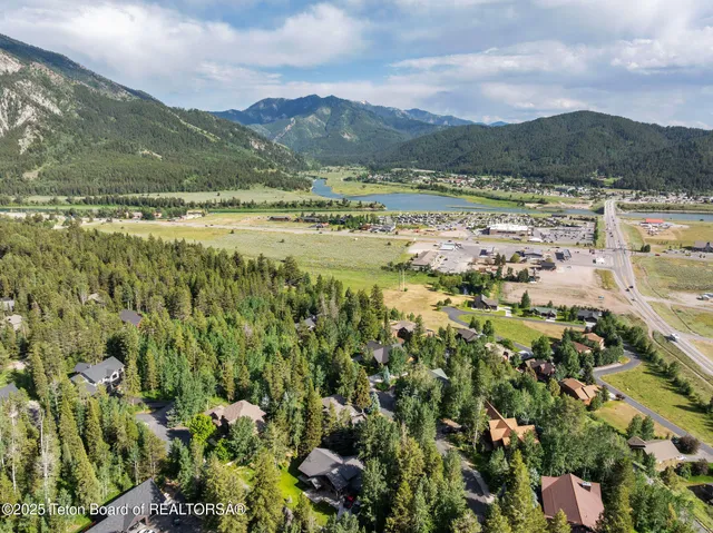 $1,675,000 | 445 Aspen Ridge Trail, Alpine, WY 83128