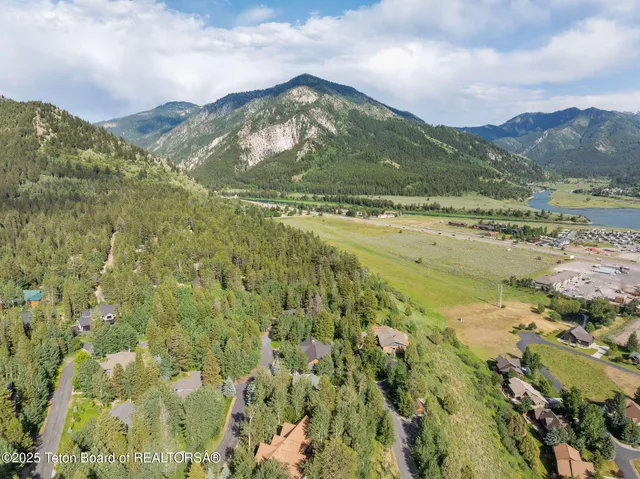 $1,675,000 | 445 Aspen Ridge Trail, Alpine, WY 83128