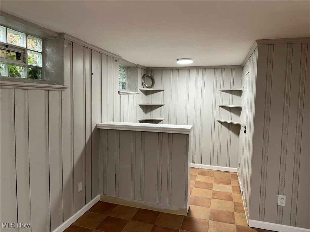 3498 Cummings Road Cleveland, OH 44118 - Photo 20 of 22 Bar with light countertops