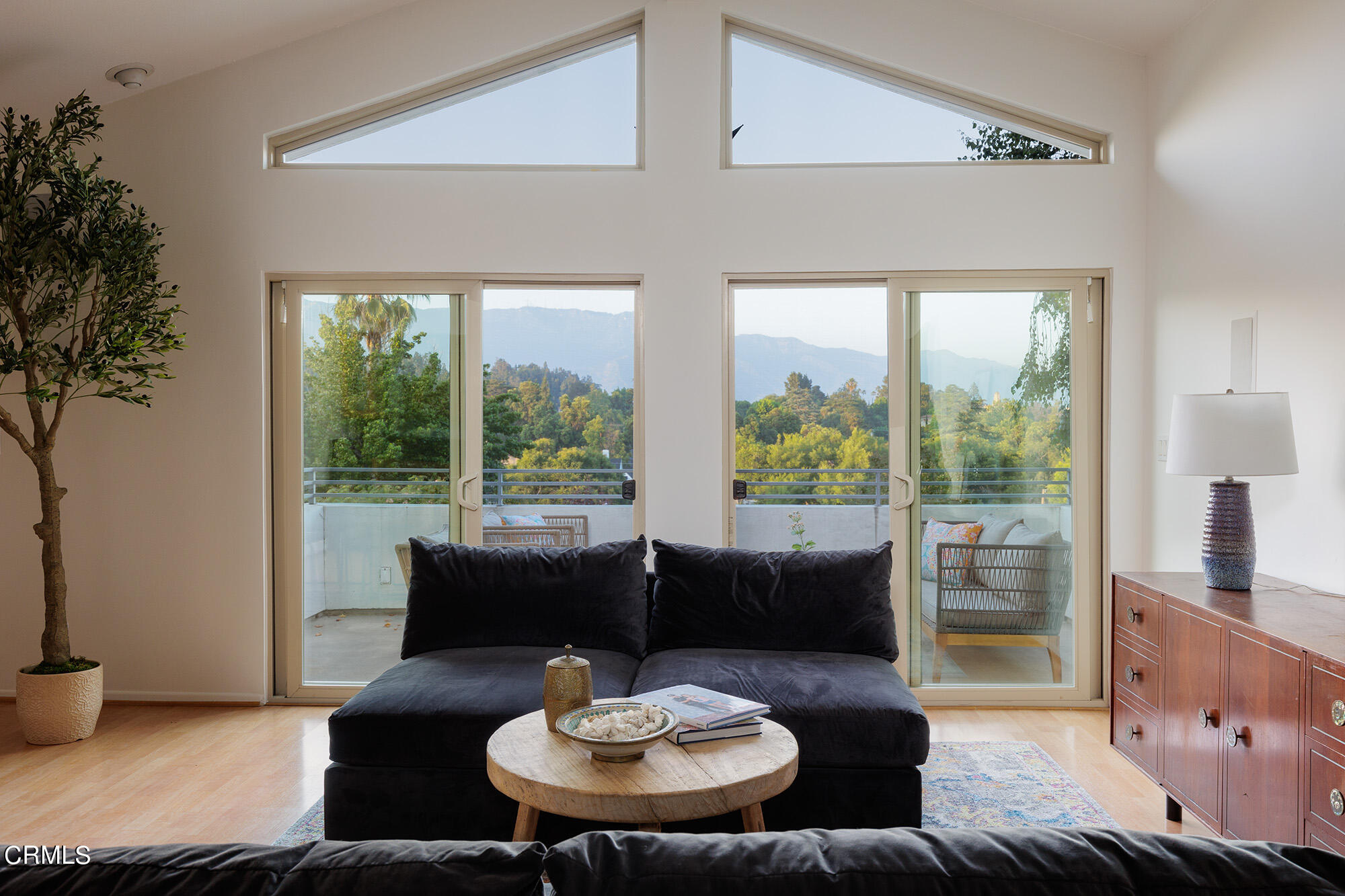 165 Malcolm Drive Pasadena, CA 91105 - Photo 3 of 24 family rm 1 web