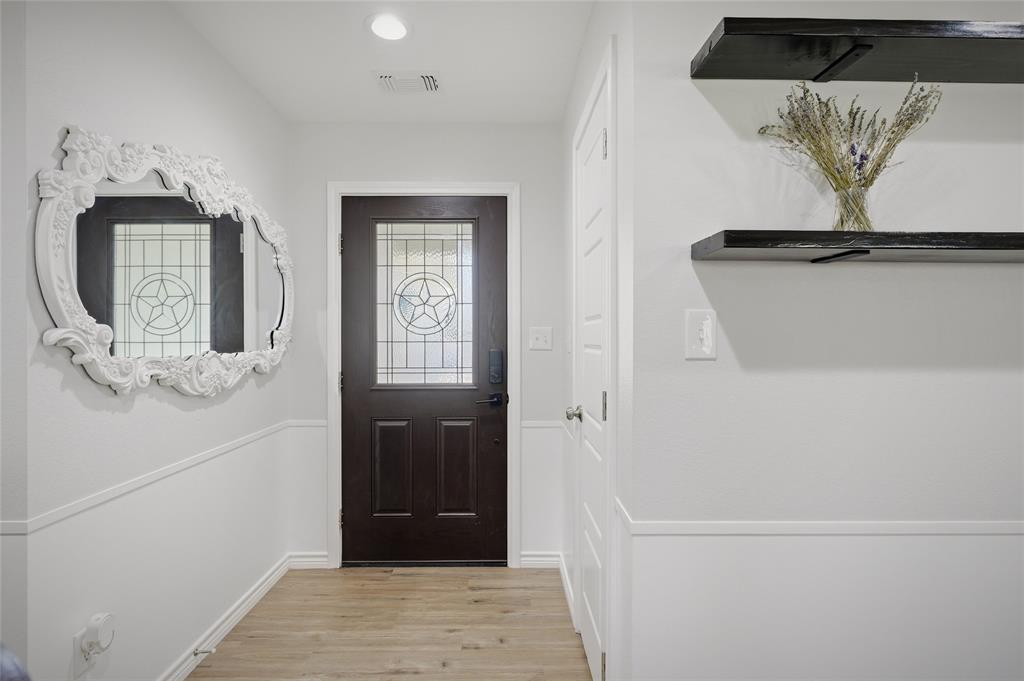 105 Thode Street Whitesboro, TX 76273 - Photo 10 of 28 a bathroom with a bathtub and a mirror