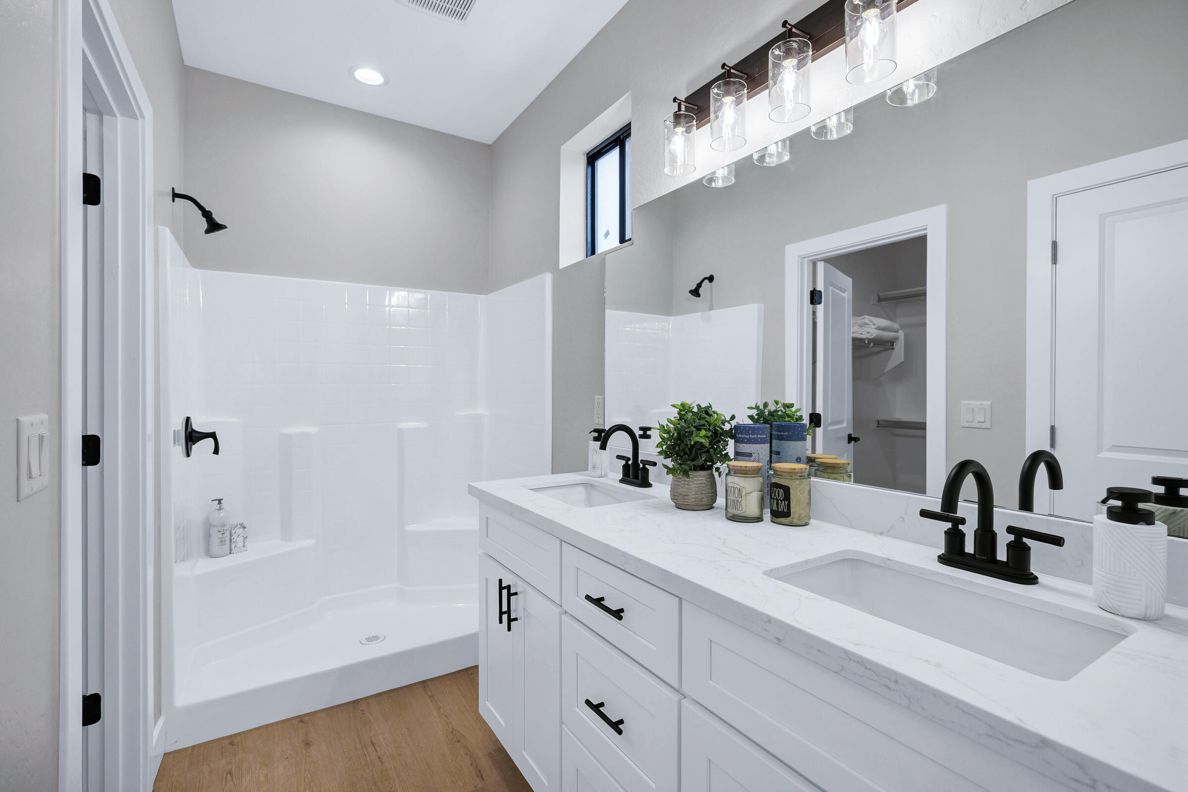 1105 East Frontier Street Payson, AZ 85541 - Photo 22 of 26 a bathroom with a sink and a mirror with bathtub