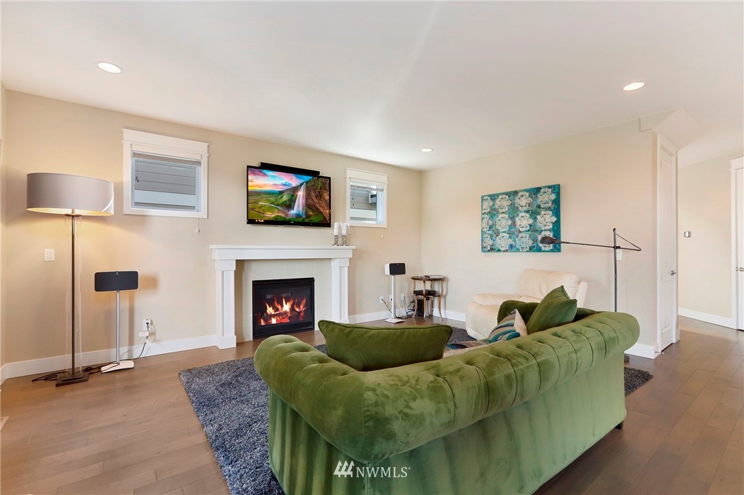 20631 Meridian Avenue South Lynnwood, WA 98036 - Photo 2 of 33