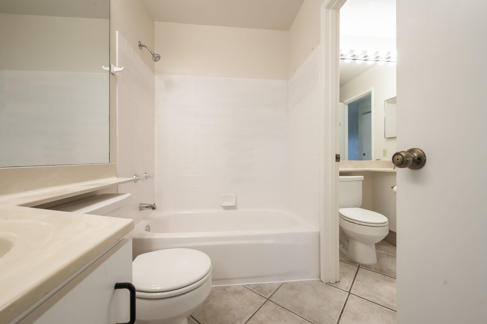 480 Kenolio Road, Unit 31205 Kihei, HI 96753 - Photo 28 of 45 a bathroom with a toilet a sink and a bathtub