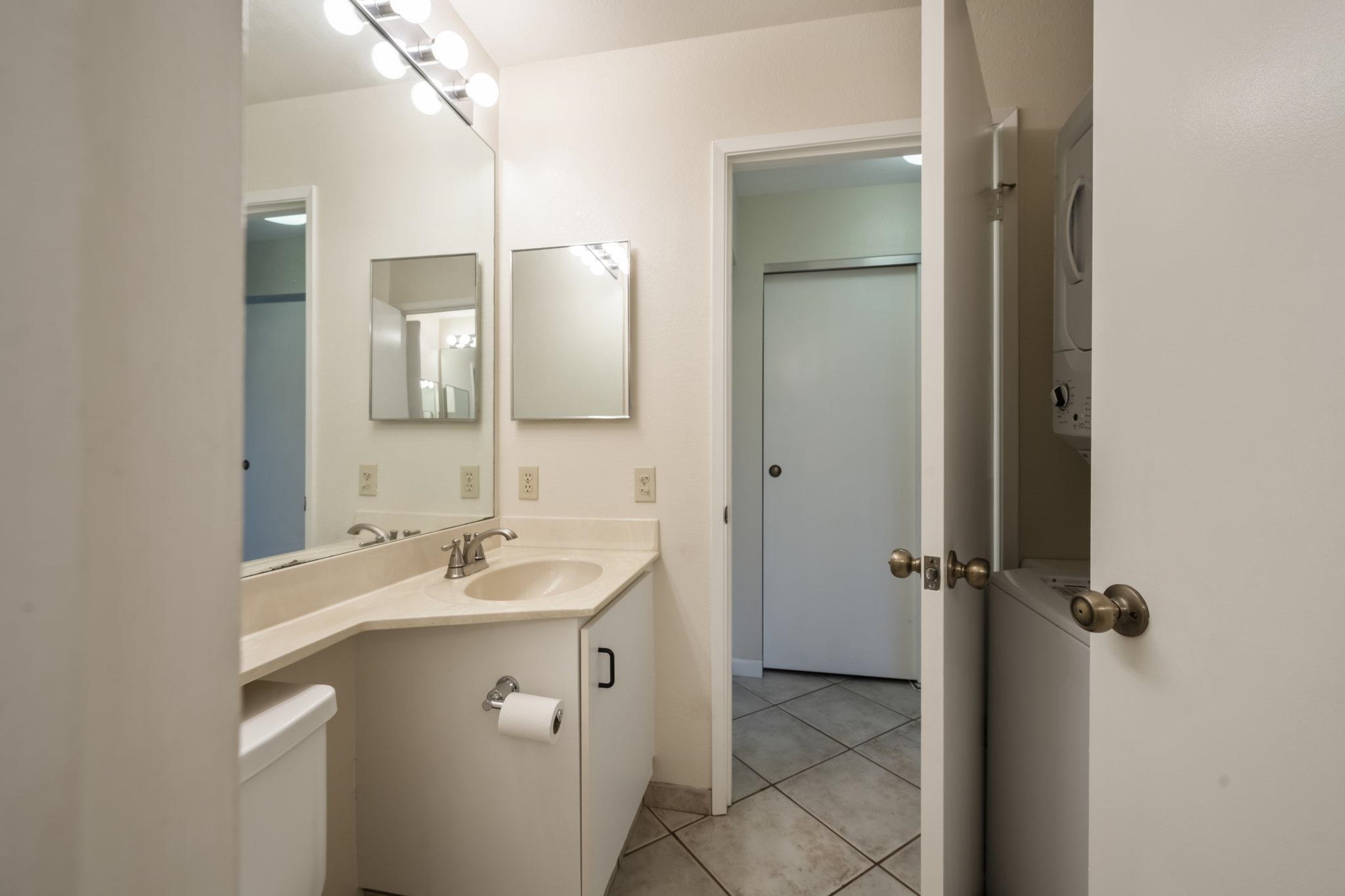 480 Kenolio Road, Unit 31205 Kihei, HI 96753 - Photo 31 of 45 a bathroom with a sink and mirror